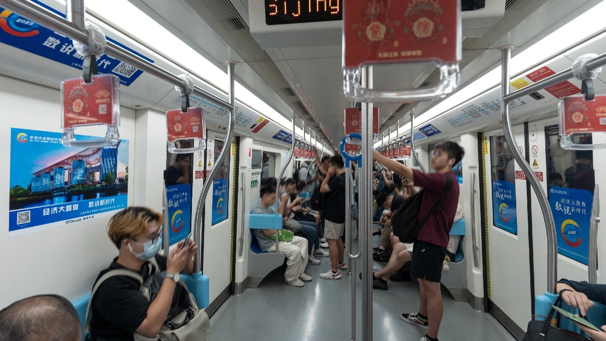 (松江)“五经普伴你一路同行”松江区统计局启动五经普地铁专列宣传.jpg (松江)“五经普伴你一路同行”松江区统计局启动五经普地铁专列宣传.jpg