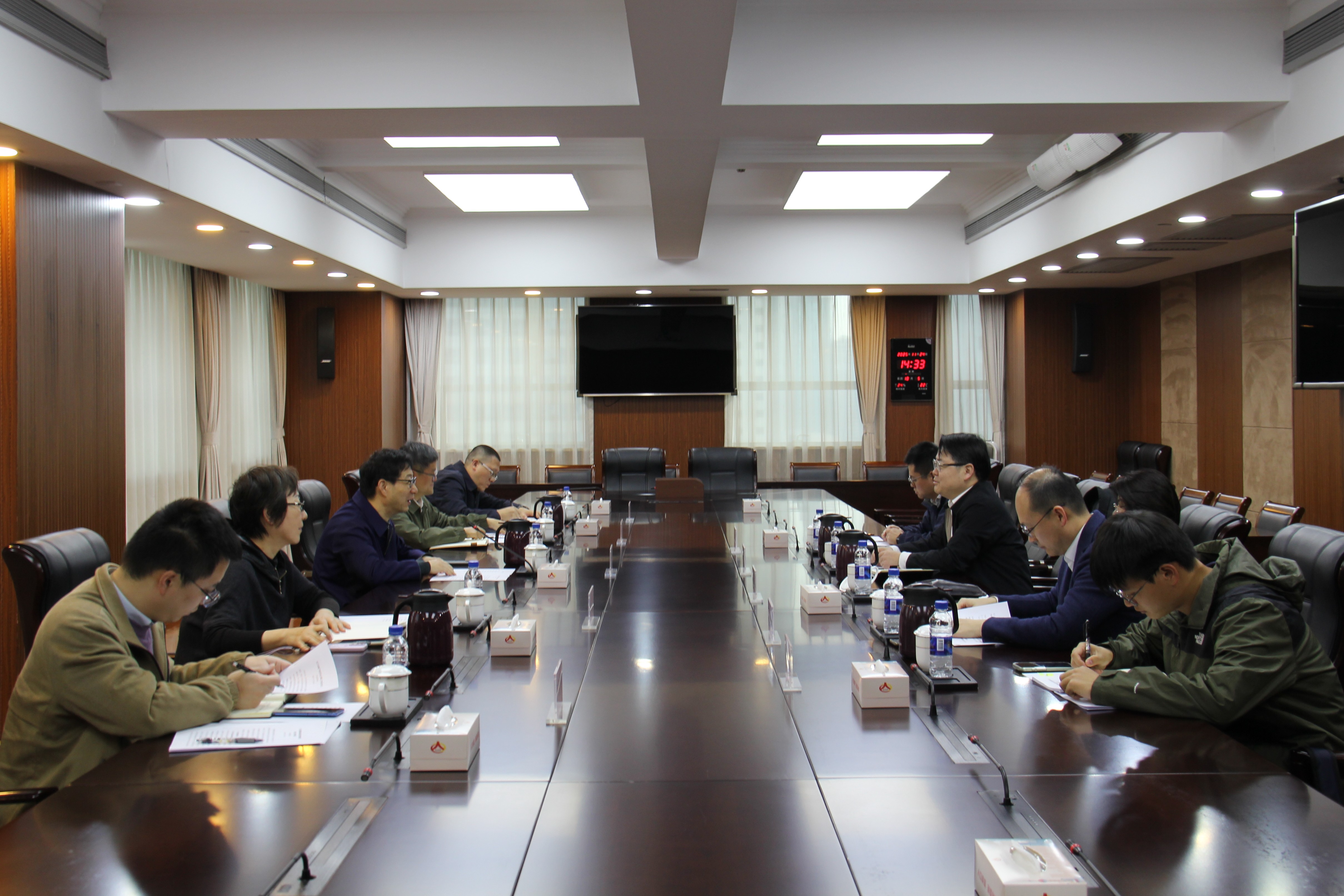 市统计局和市房屋管理局研究房地产业统计工作