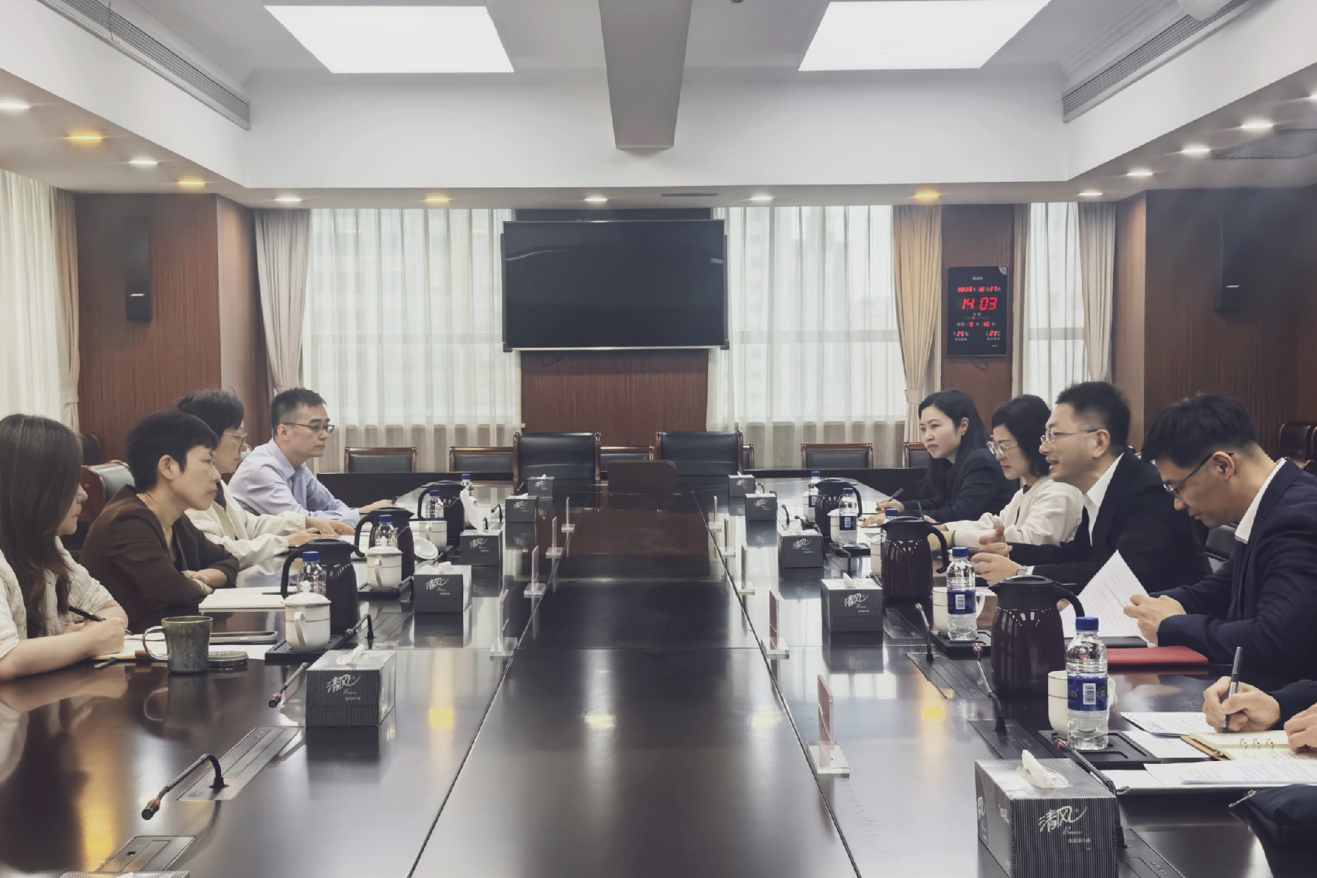 黄浦区政府领导一行来局座谈交流统计工作