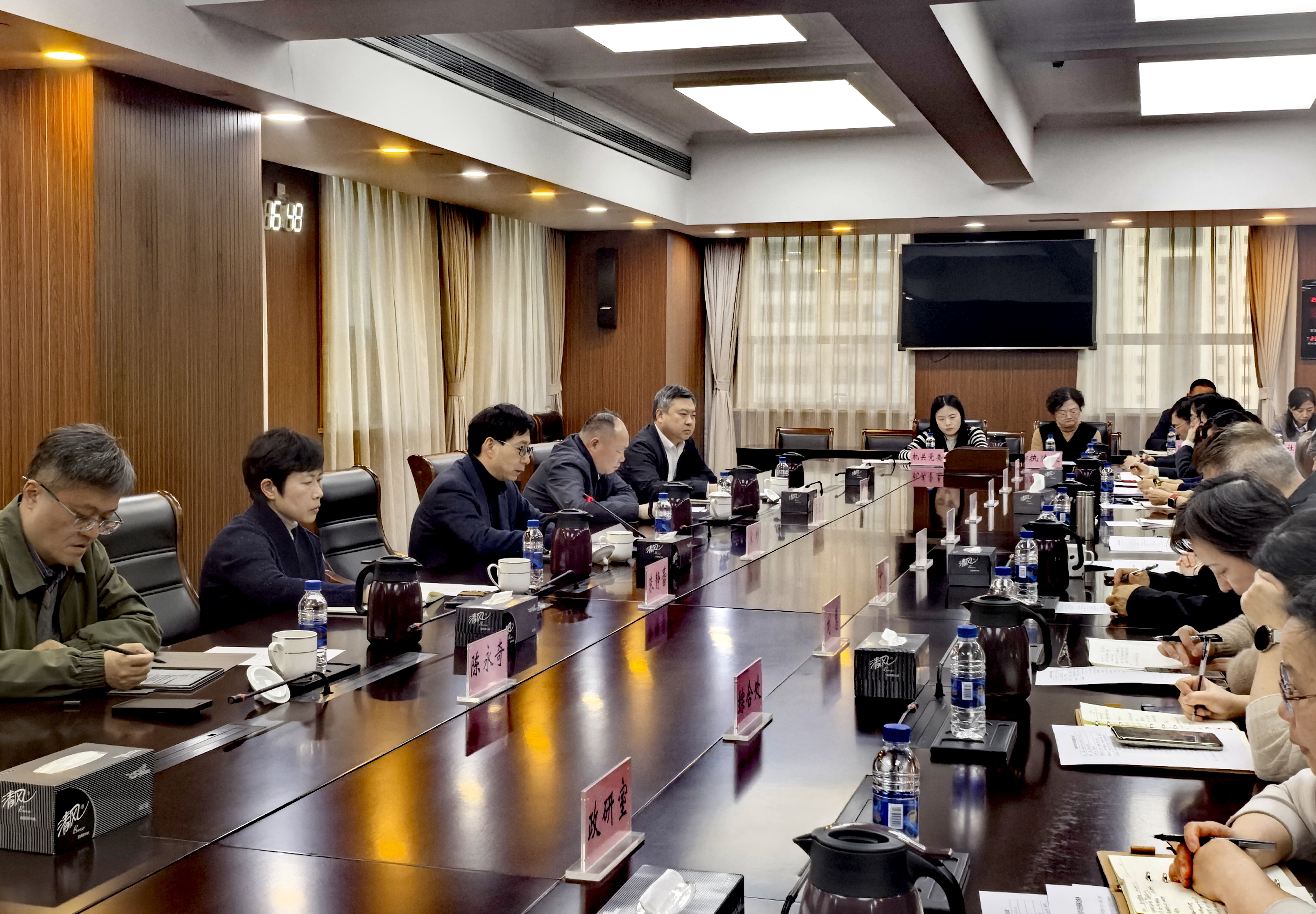 市统计局传达学习全国两会精神