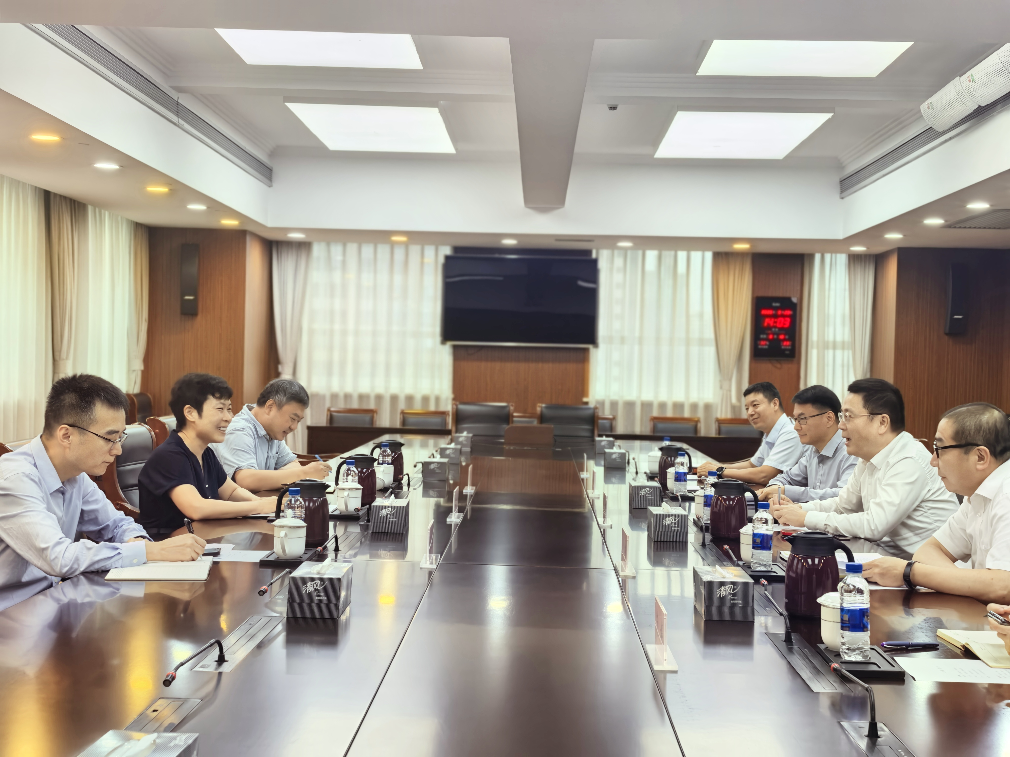 杨浦区代理区长周嵘一行来座谈交流统计工作