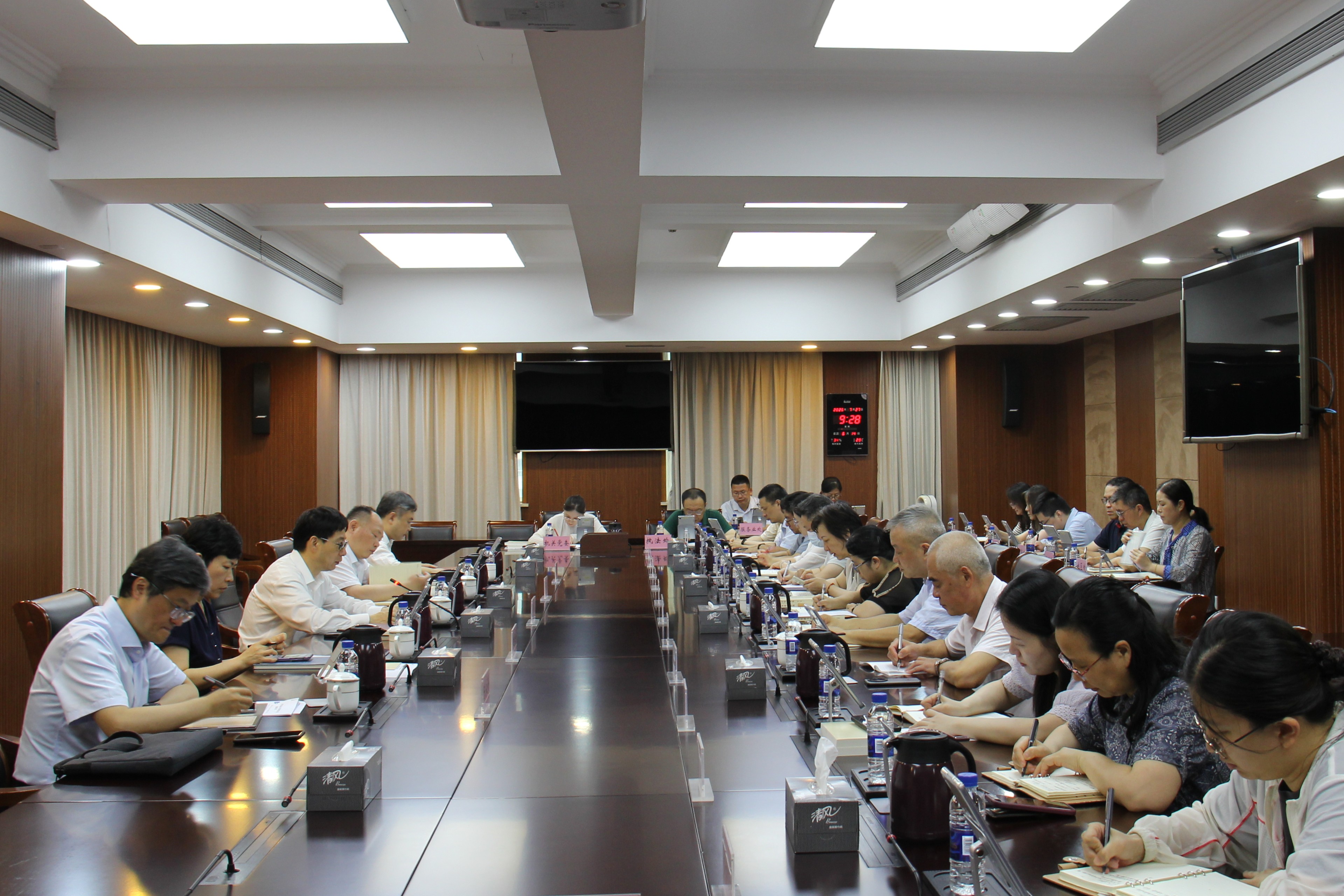 市统计局传达学习习近平总书记考察上海重要讲话精神和重要指示要求，研究落实十二届市委九次全会精神具体举措